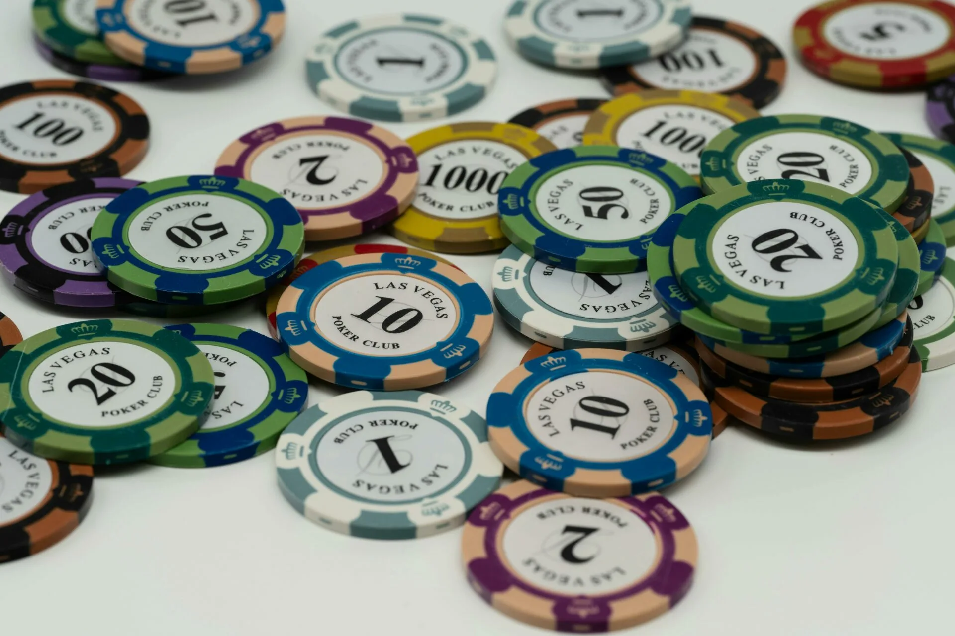 Poker jetoner der giver konnotation af afhængighed